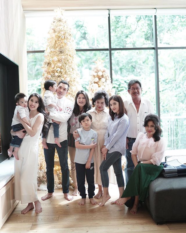 8 Potret Natal ala Sandra Dewi dan keluarga, simpel namun elegan