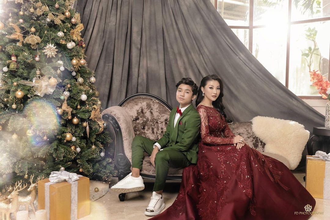 6 Photoshoot The Onsu family ini berkonsep hari Natal yang meriah