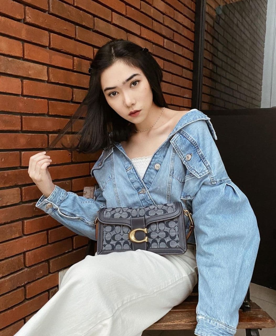 nstagram.com/isyanasarasvati