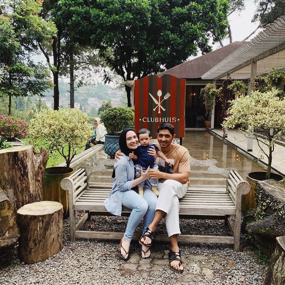6 Potret bahagia Arya Saloka bersama sang istri dan anak