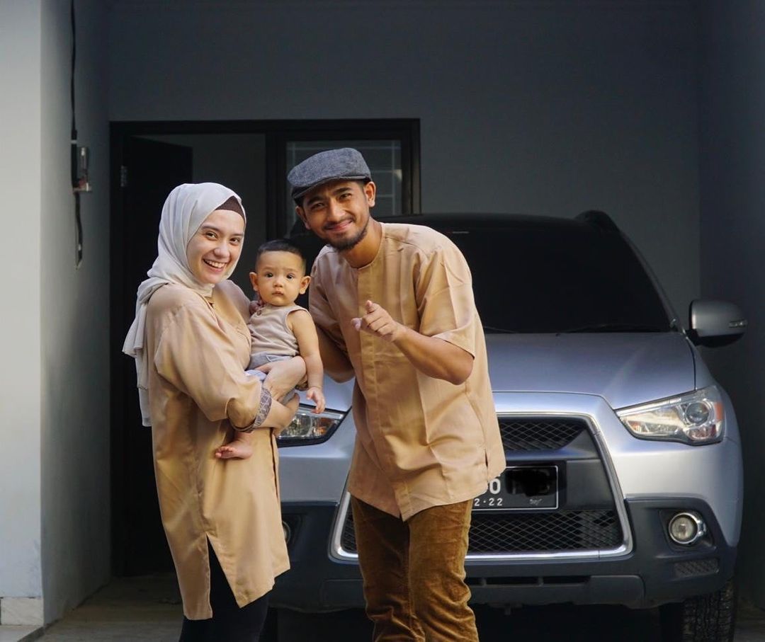 6 Potret bahagia Arya Saloka bersama sang istri dan anak