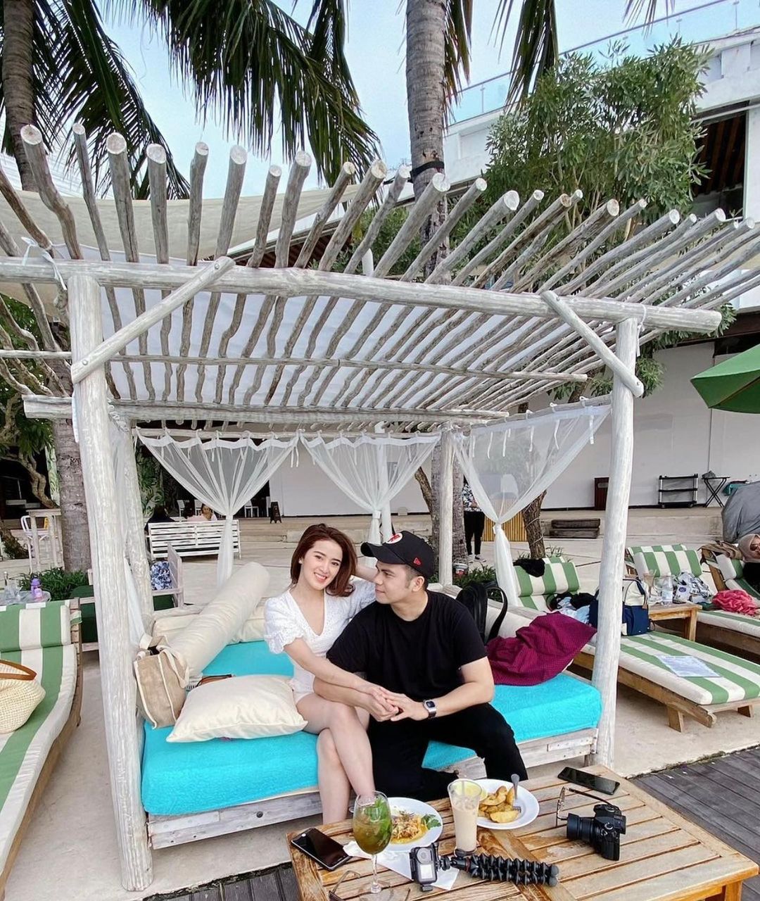 5 Potret Rosiana Dewi dan Handika Pratama honeymoon di Bali, romantis