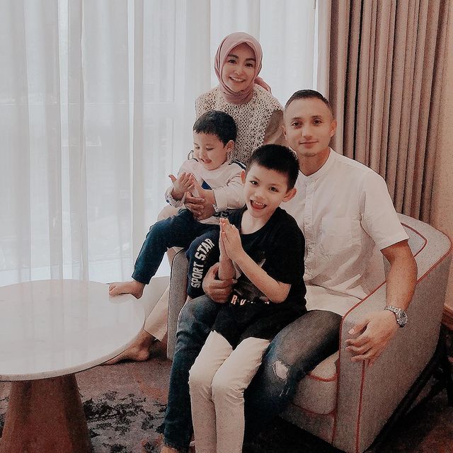 7 Potret kedekatan Soraya Larasati dan kedua anaknya, keibuan banget