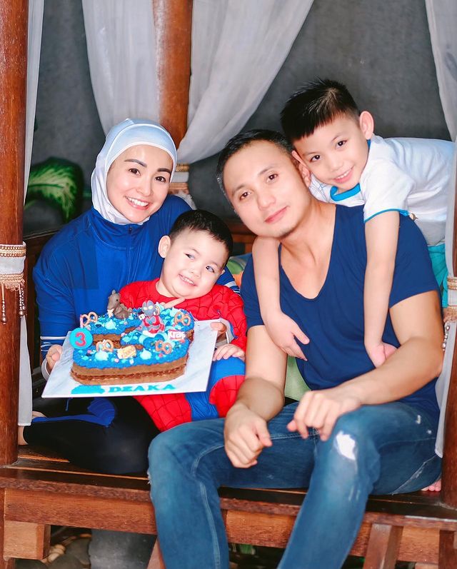 7 Potret kedekatan Soraya Larasati dan kedua anaknya, keibuan banget