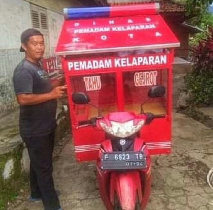 11 Potret kocak pedagang dengan kostum unik ini kreatif banget