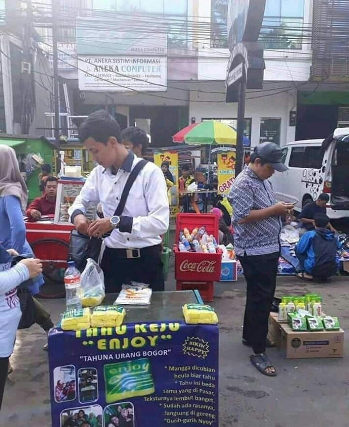 11 Potret kocak pedagang dengan kostum unik ini kreatif banget