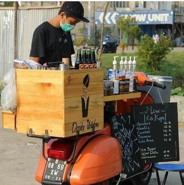 11 Potret kocak pedagang dengan kostum unik ini kreatif banget