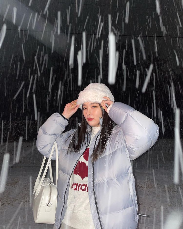 10 Potret menawan idol K-Pop saat menikmati salju saat awal tahun 