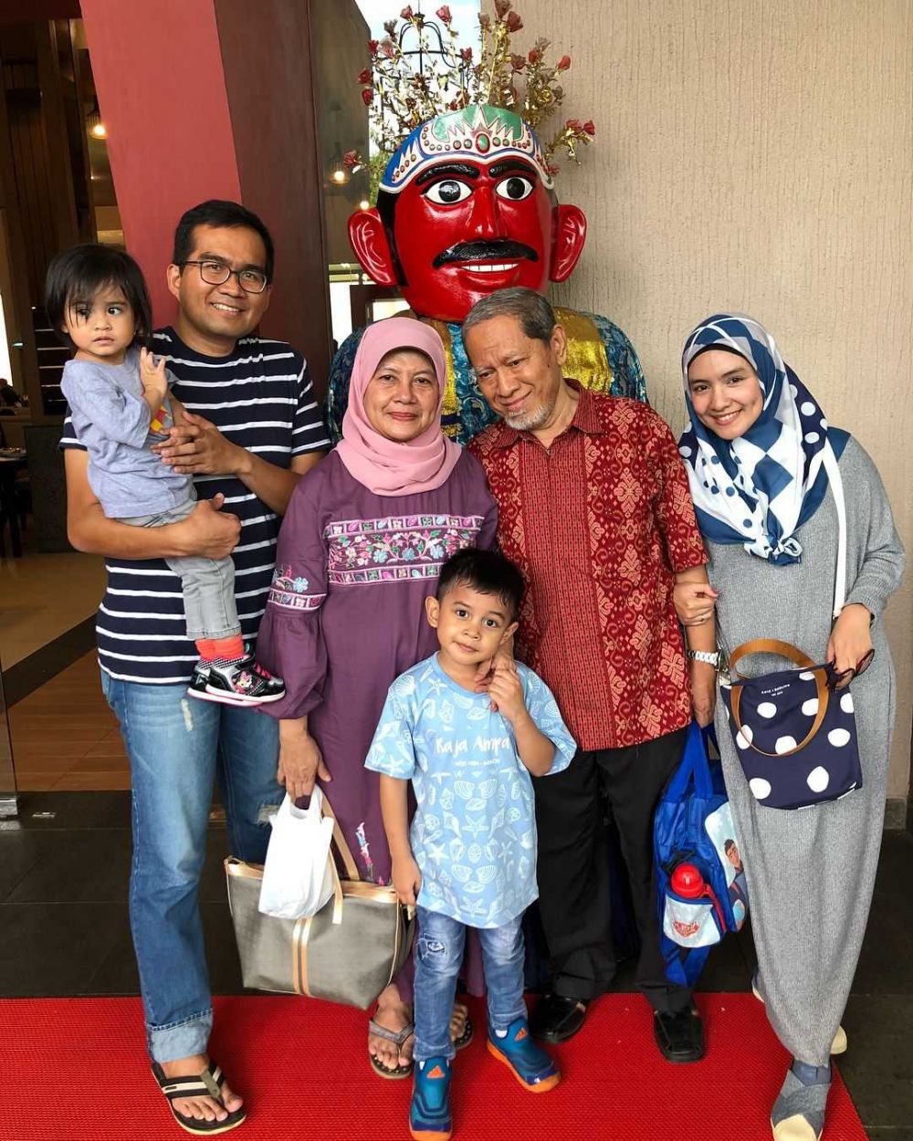 Jarang tersorot, ini 7 potret kedekatan Intan Nuraini dan sang mama