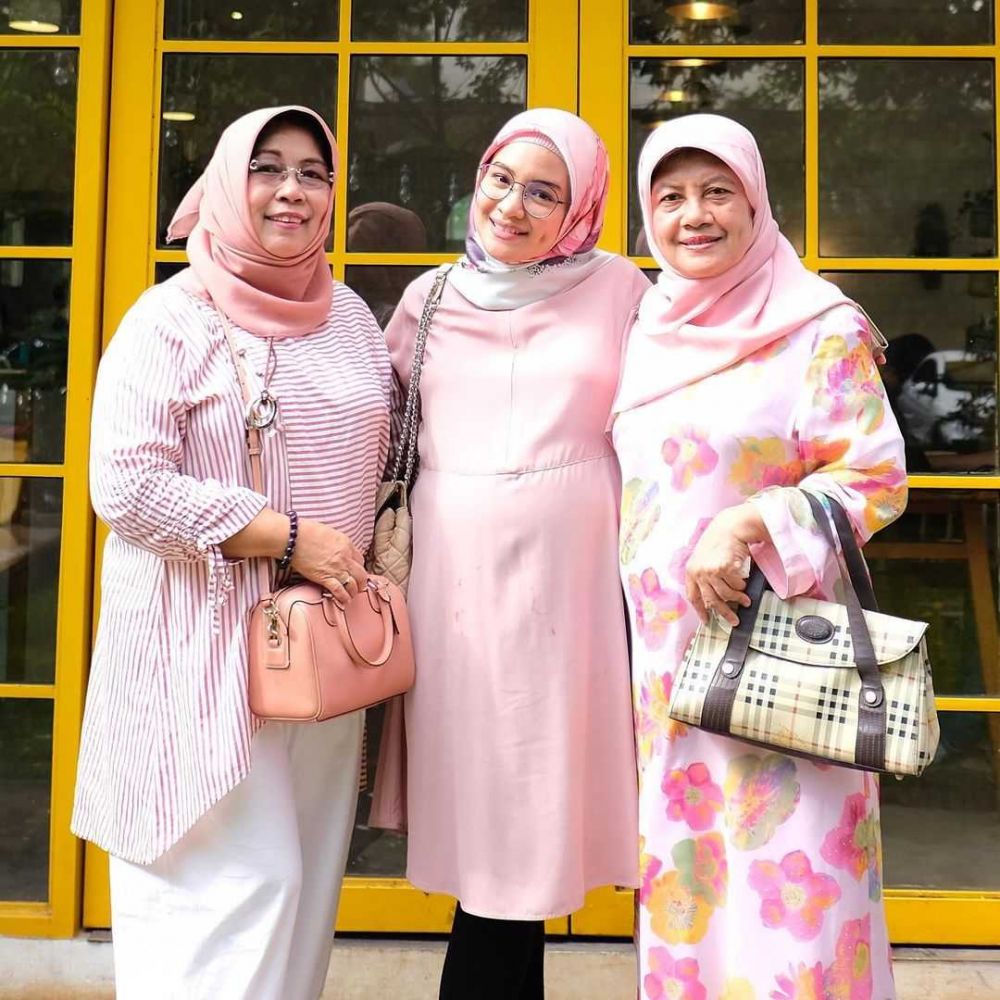 Jarang tersorot, ini 7 potret kedekatan Intan Nuraini dan sang mama