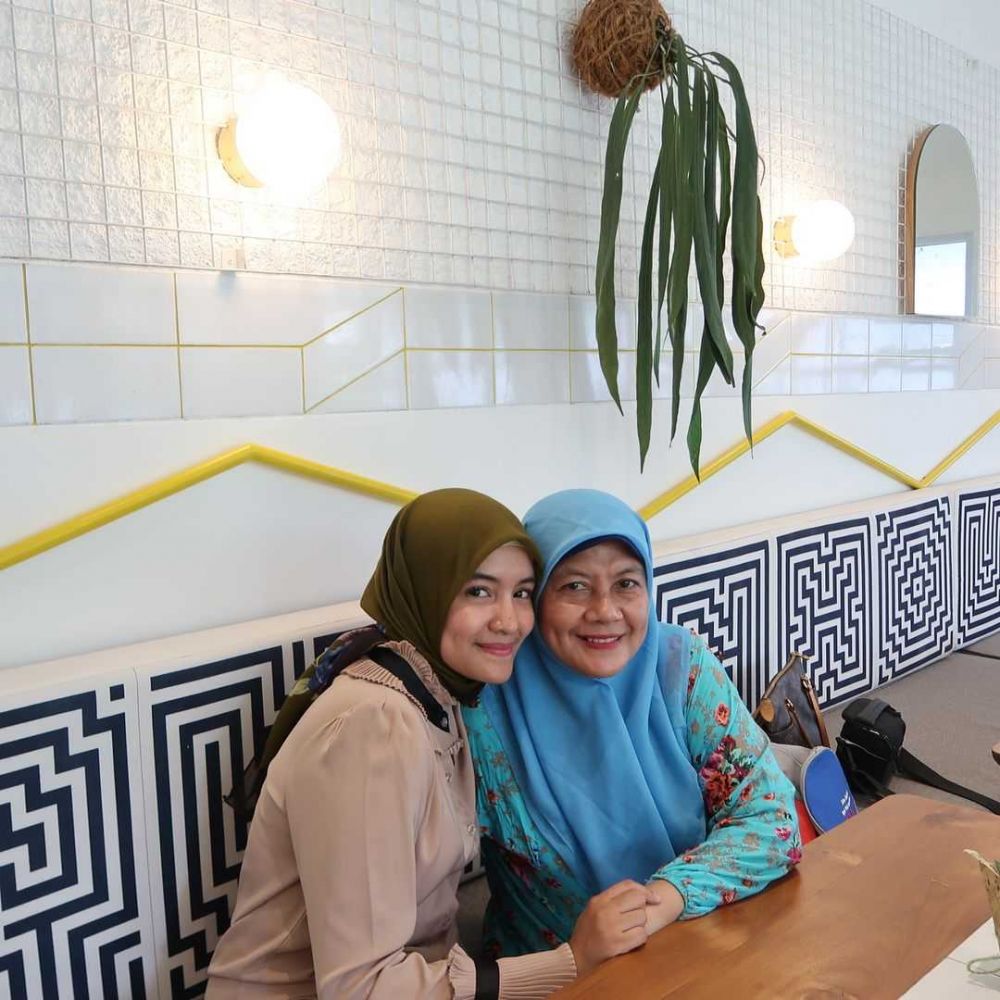 Jarang tersorot, ini 7 potret kedekatan Intan Nuraini dan sang mama