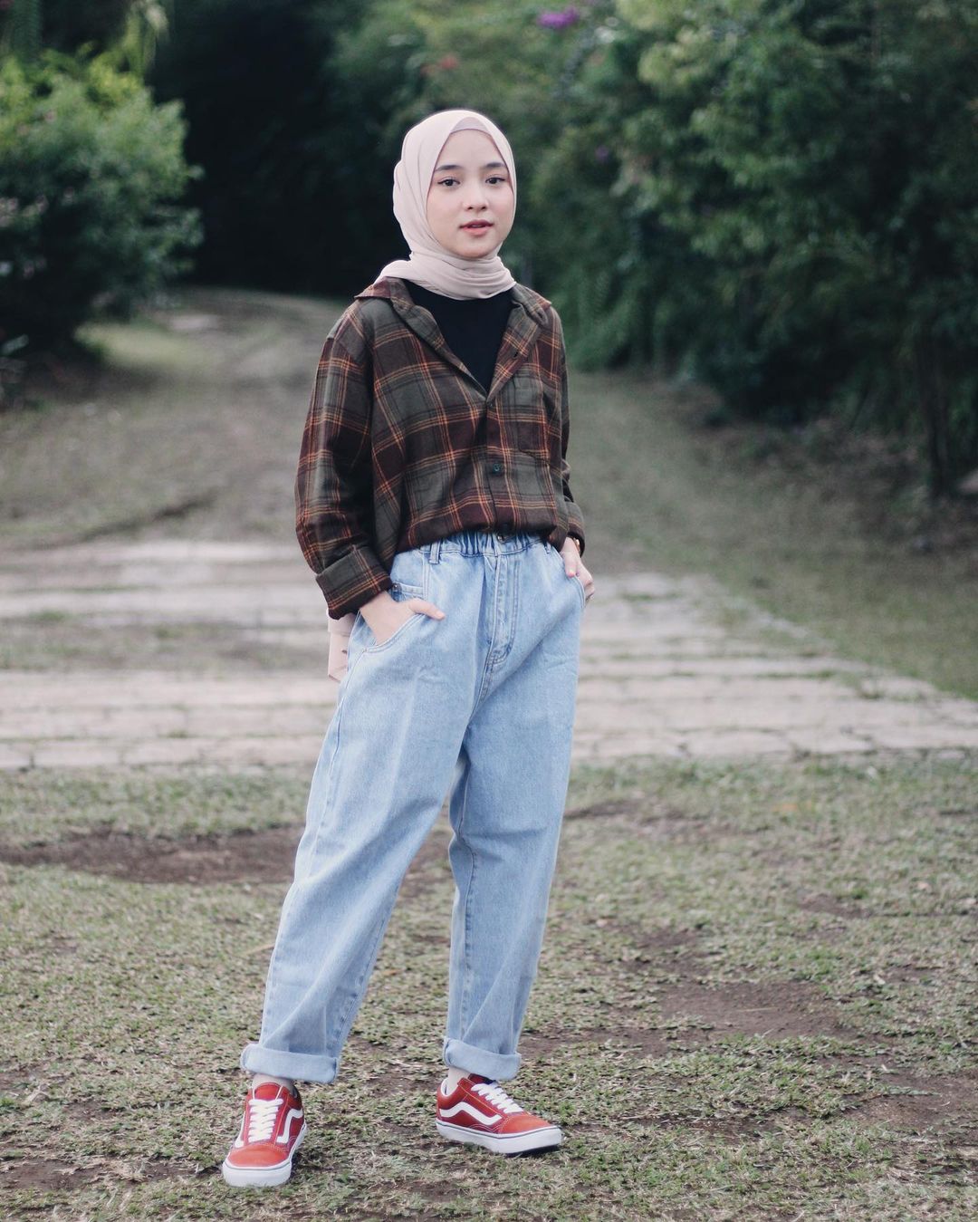 6 Inspirasi fashion hijab ala Nissa Sabyan, simpel dan kekinian