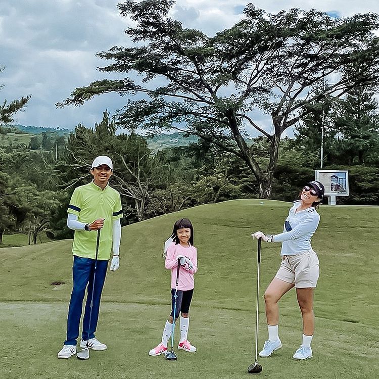 Isi waktu luang, 9 artis ini hobi main golf saat masa pandemi