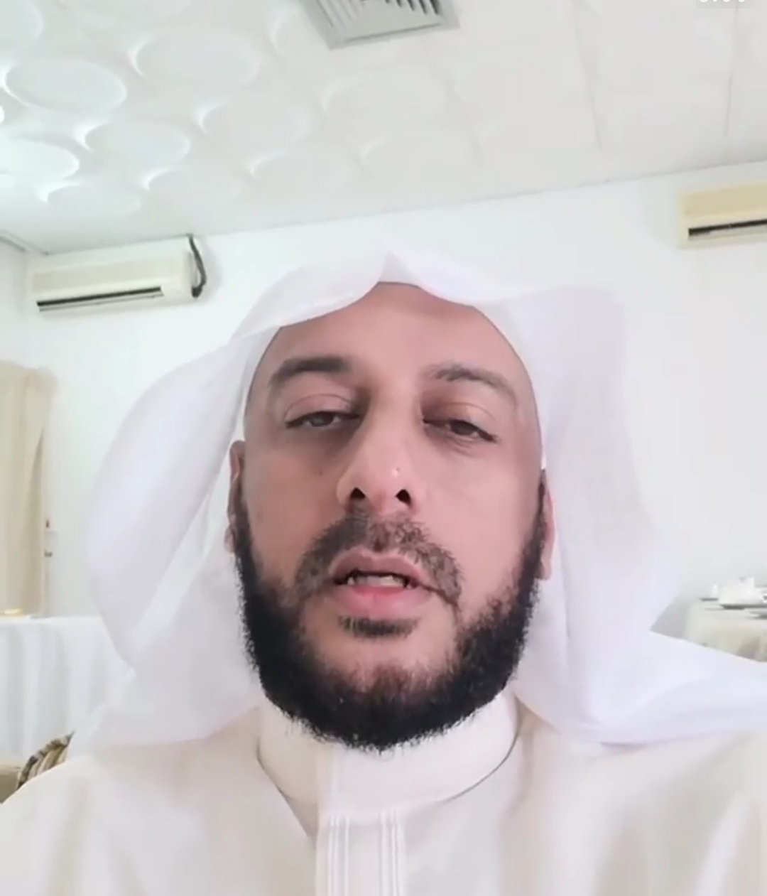 Syekh Ali Jaber mengenakan ghutrah