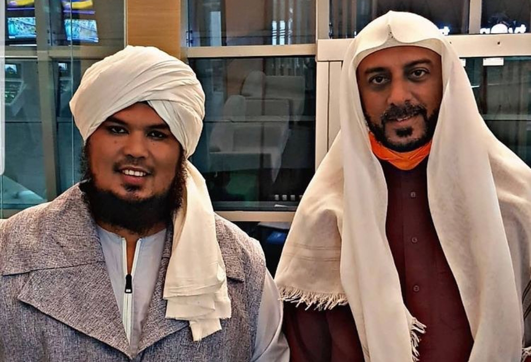 Syekh Ali Jaber mengenakan ghutrah