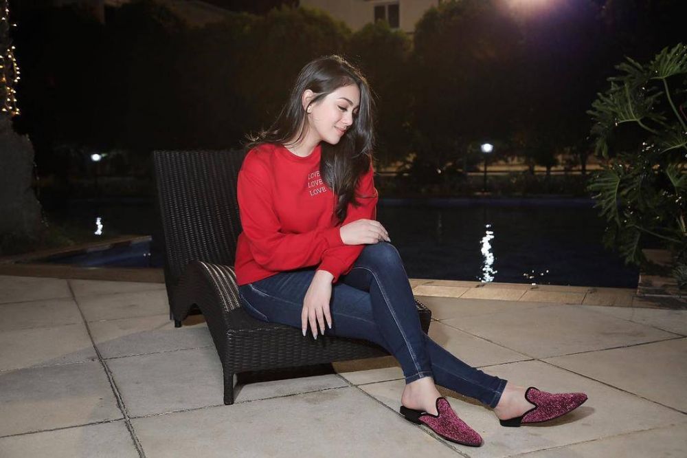 7 Potret Celine Evangelista dalam balutan busana merah, makin menawan