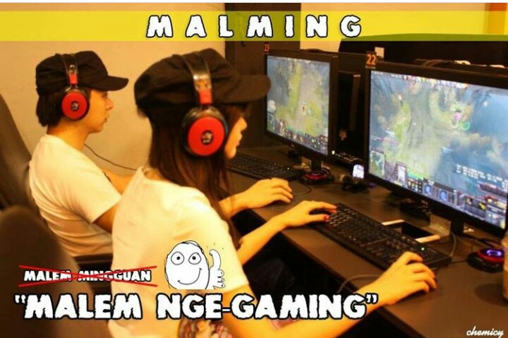 9 Meme lucu tentang hobi cowok yang nggak dipahami cewek