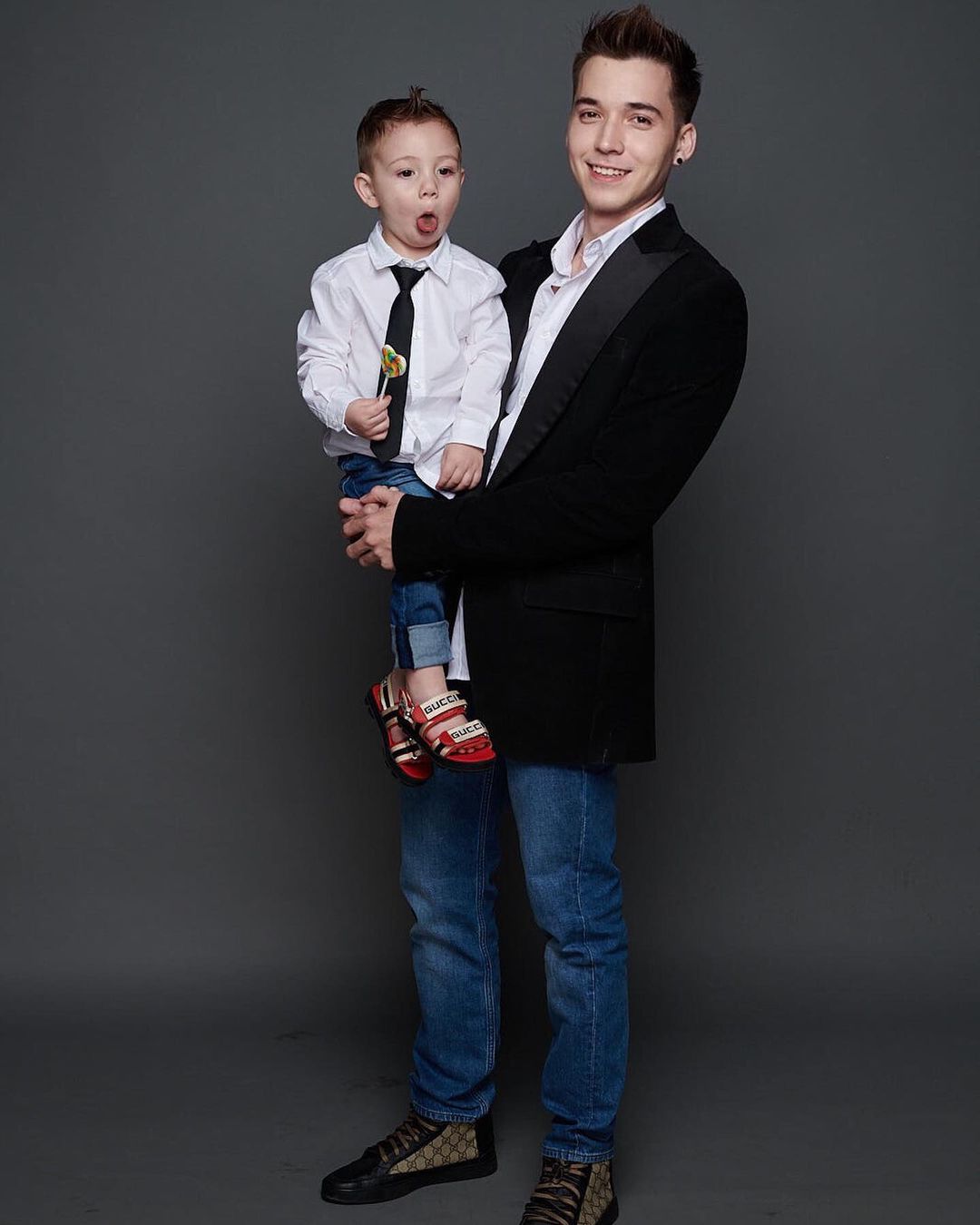 8 Potret Stefan Wiliam bersama anak-anaknya, papa muda idaman