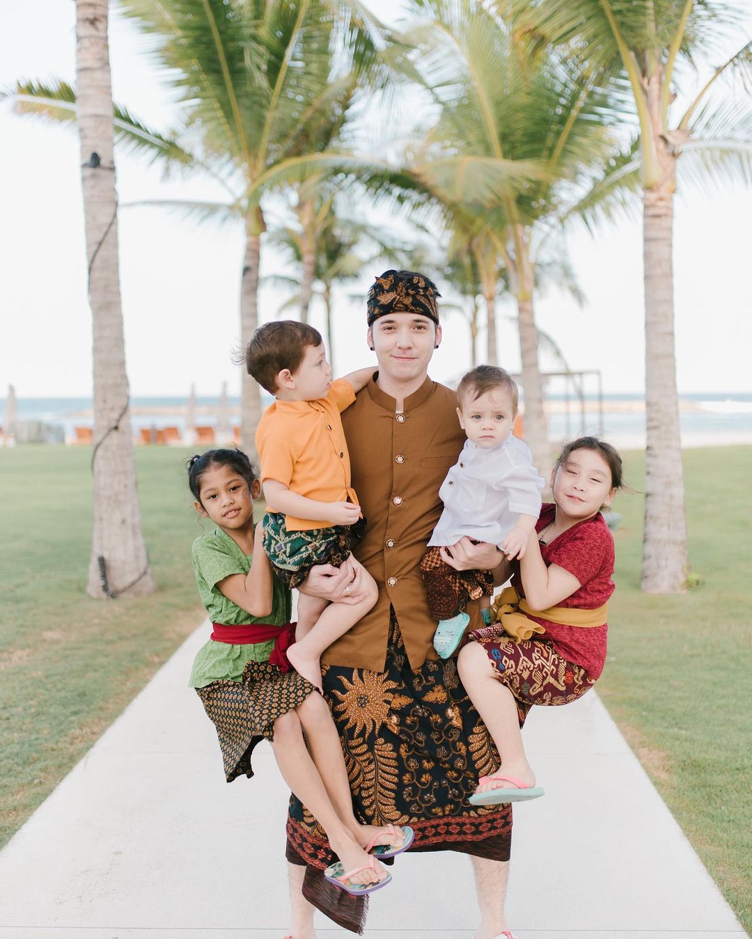 8 Potret Stefan Wiliam bersama anak-anaknya, papa muda idaman