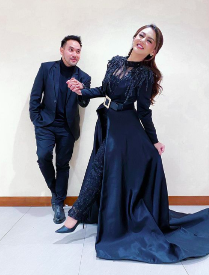 7 Potret mesra Jenita Janet dan sang suami, romantis banget