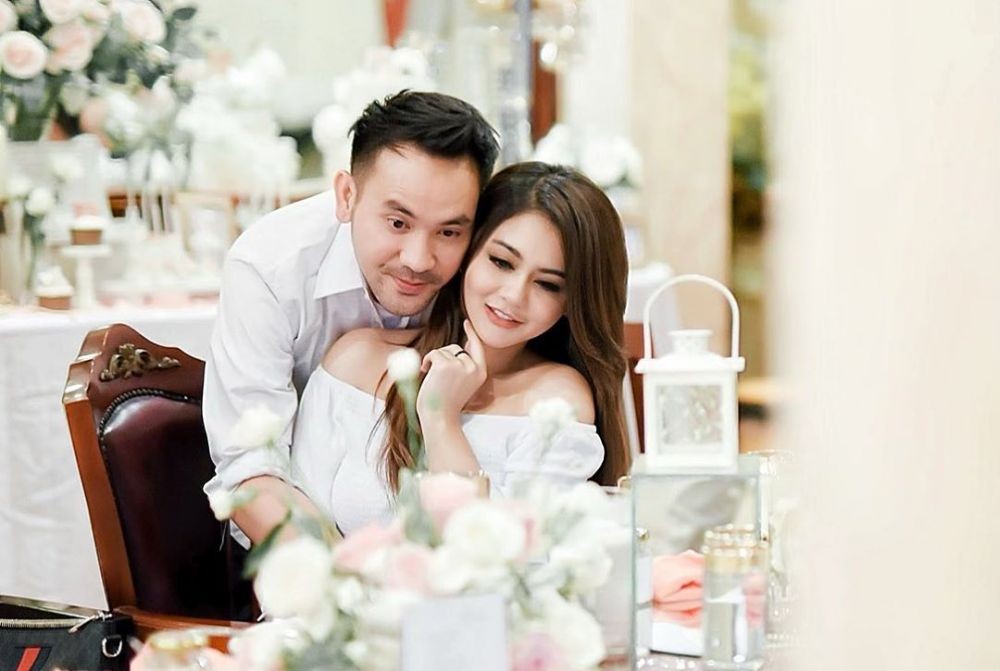 7 Potret mesra Jenita Janet dan sang suami, romantis banget