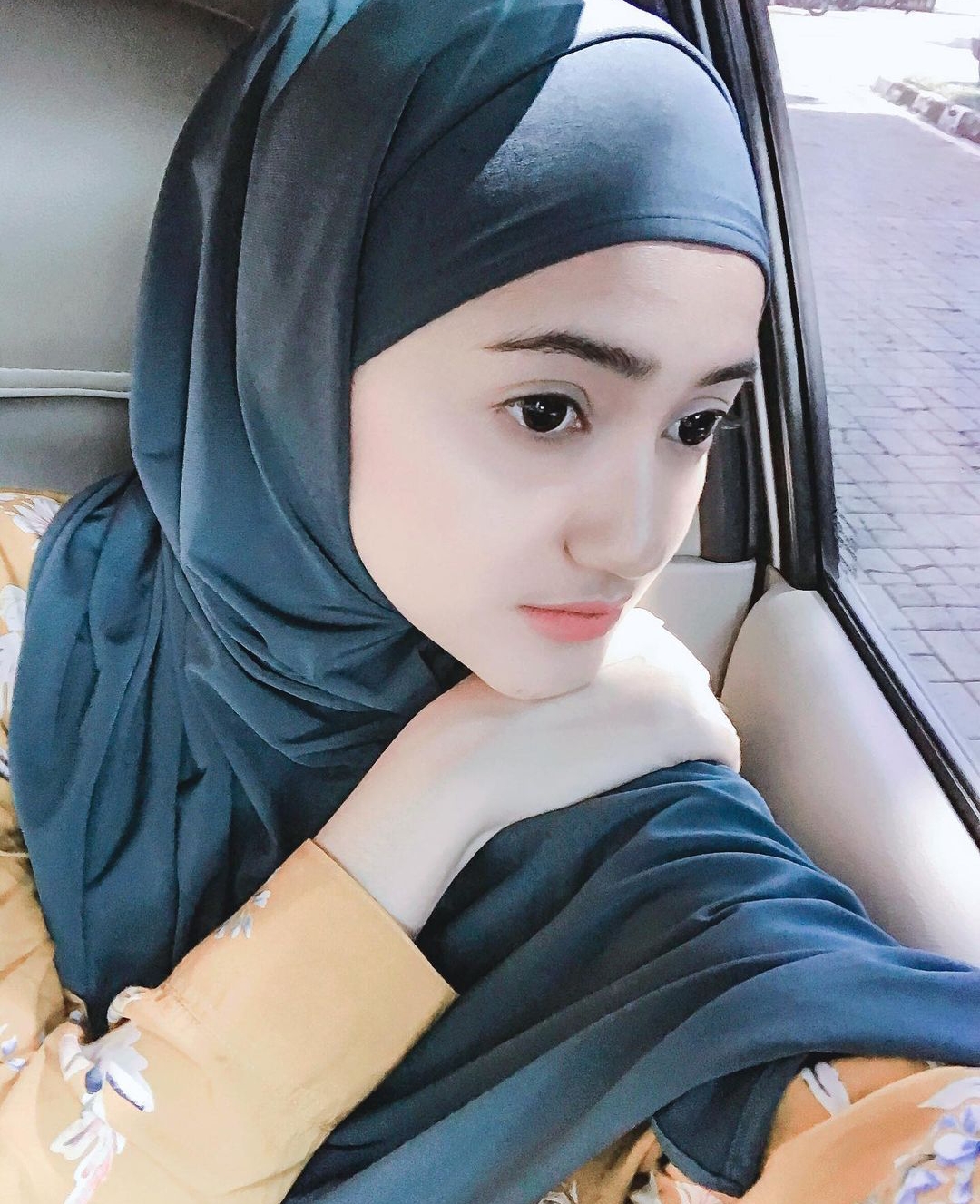 Marcella Simon berhijab hitam