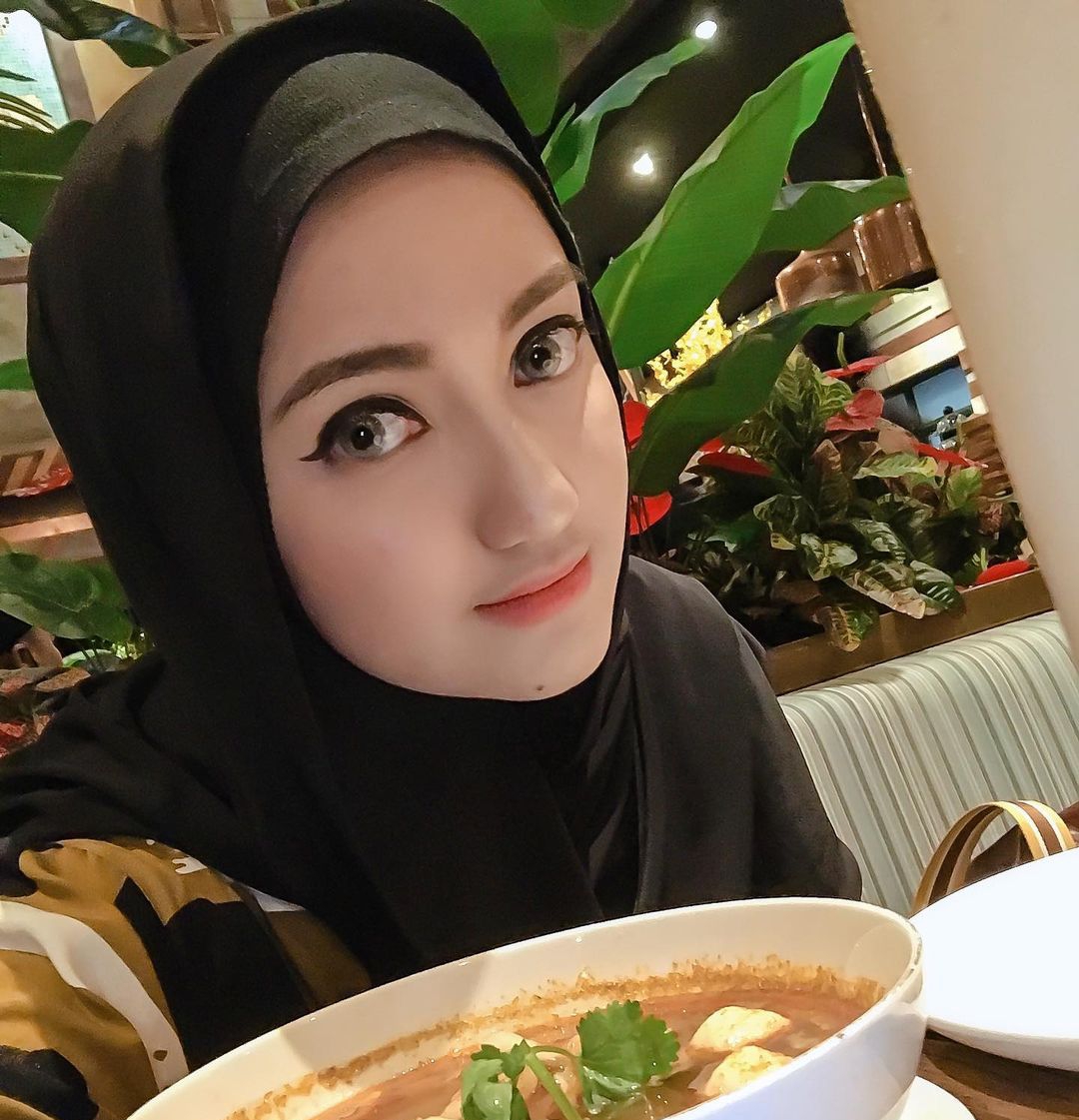 Marcella Simon berhijab hitam