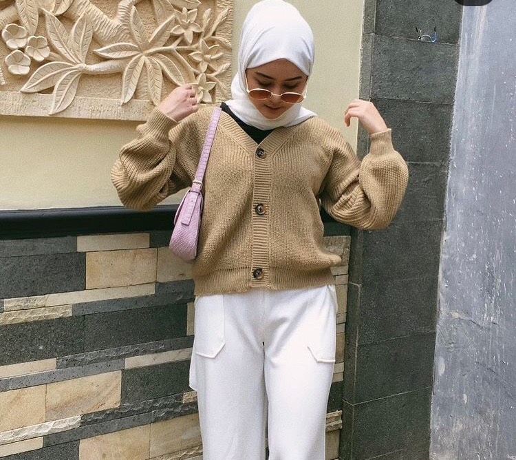 cardigan dan White Kulot juga bisa kamu padukan