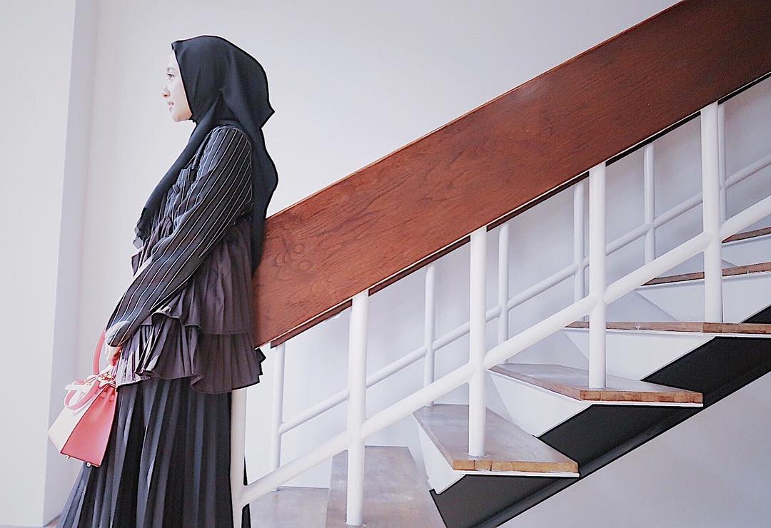 6 Potret elegan Laudya Chintya Bella saat kenakan outfit serba hitam