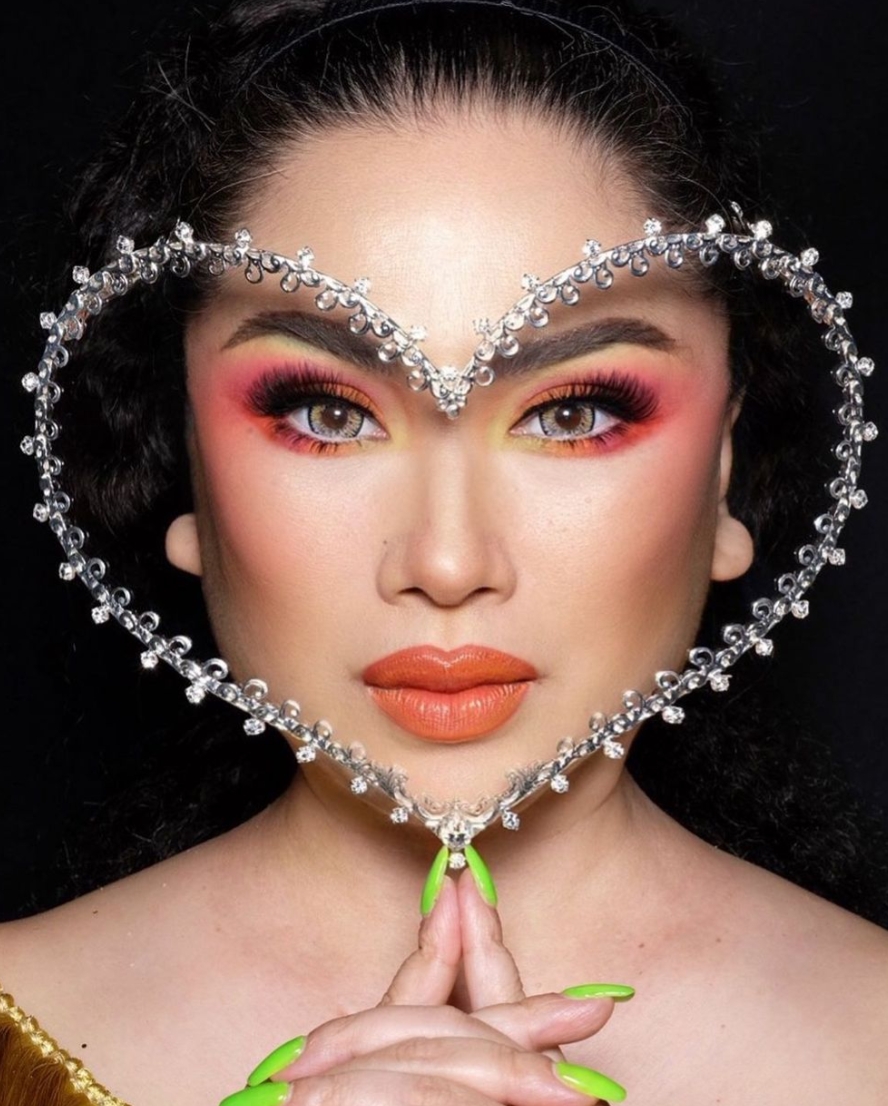 Artis dengan face shield unik