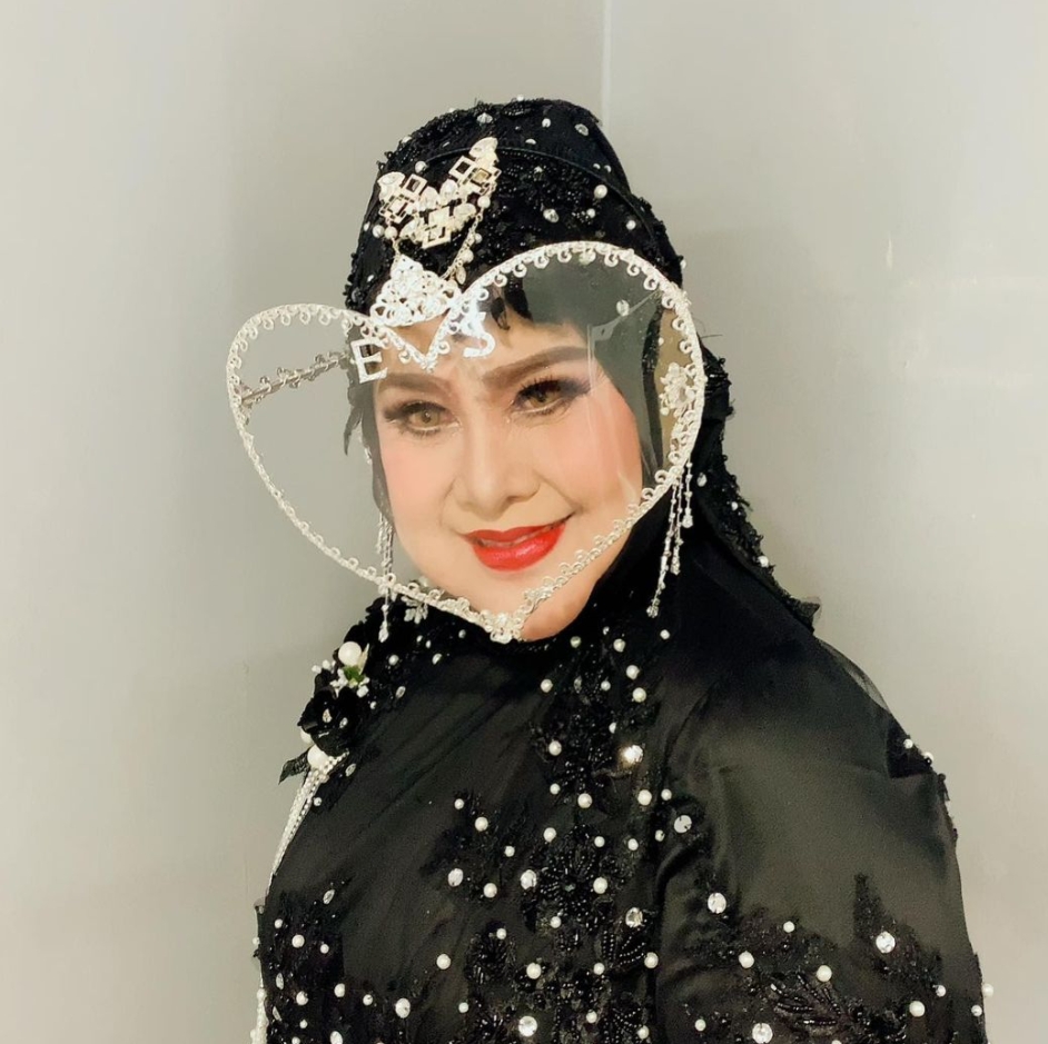Artis dengan face shield unik