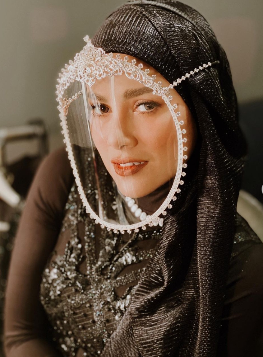 Artis dengan face shield unik