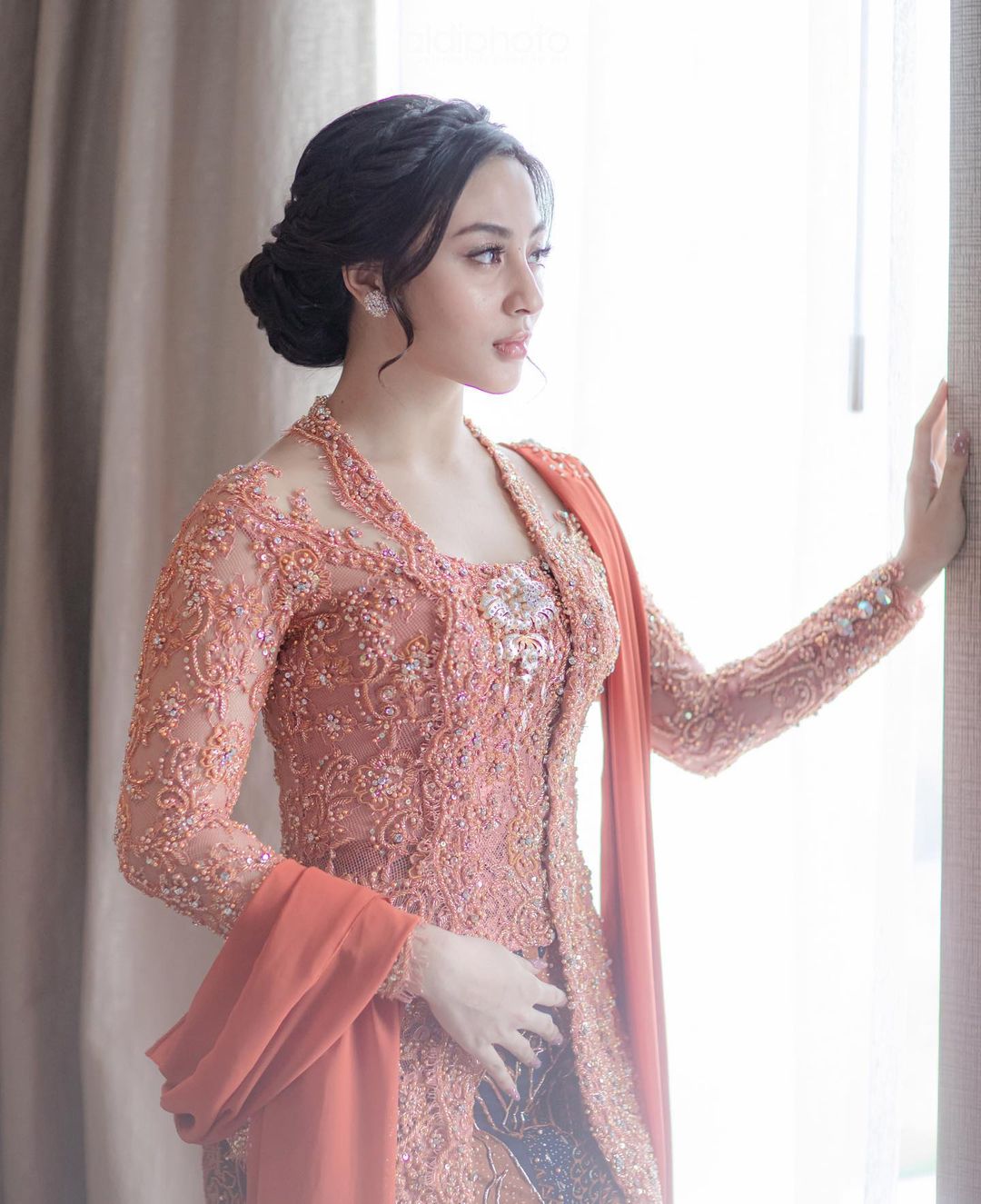 6 Potret elegan Margin Winaya saat acara tunangannya, cantik menawan