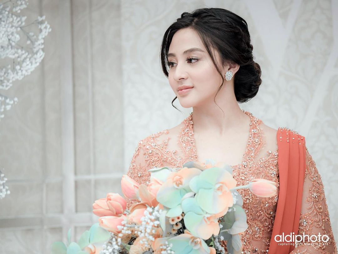 6 Potret elegan Margin Winaya saat acara tunangannya, cantik menawan