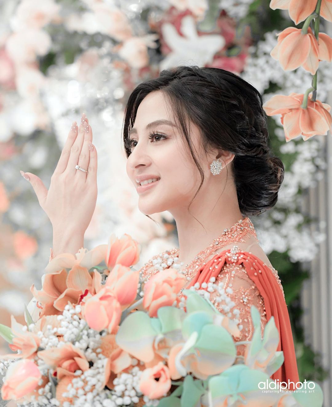 6 Potret elegan Margin Winaya saat acara tunangannya, cantik menawan