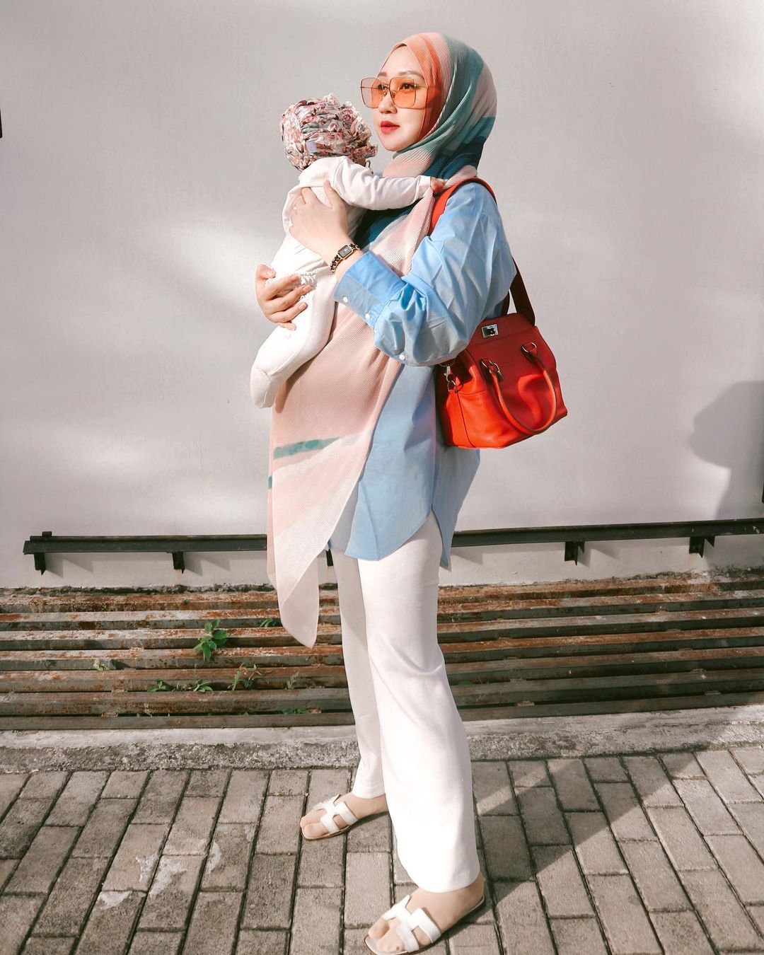 6 Potret Dian Pelangi momong anak pertama, stylish dan cantik