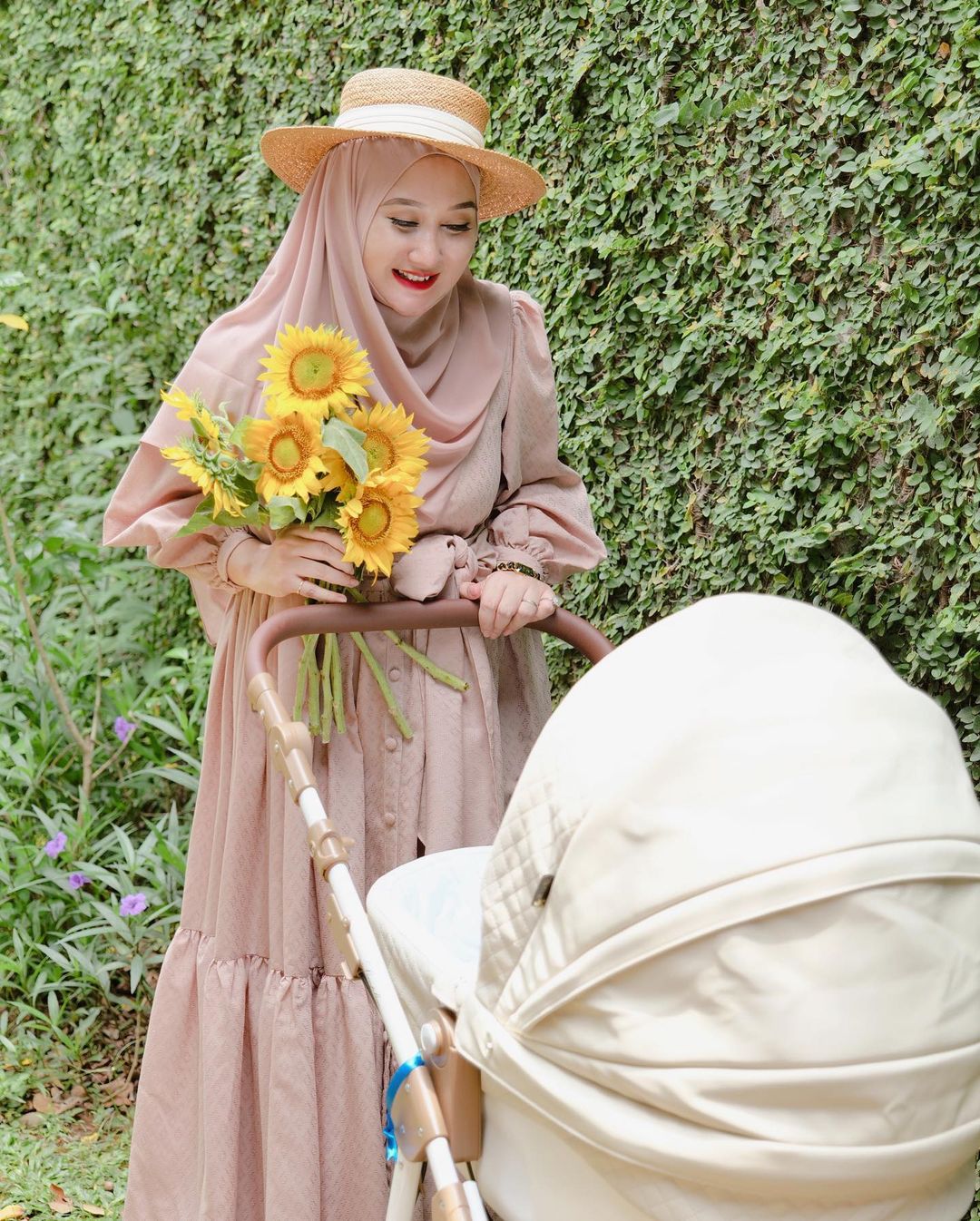6 Potret Dian Pelangi momong anak pertama, stylish dan cantik