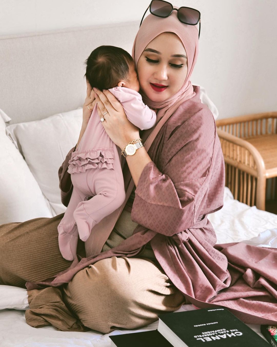 6 Potret Dian Pelangi momong anak pertama, stylish dan cantik