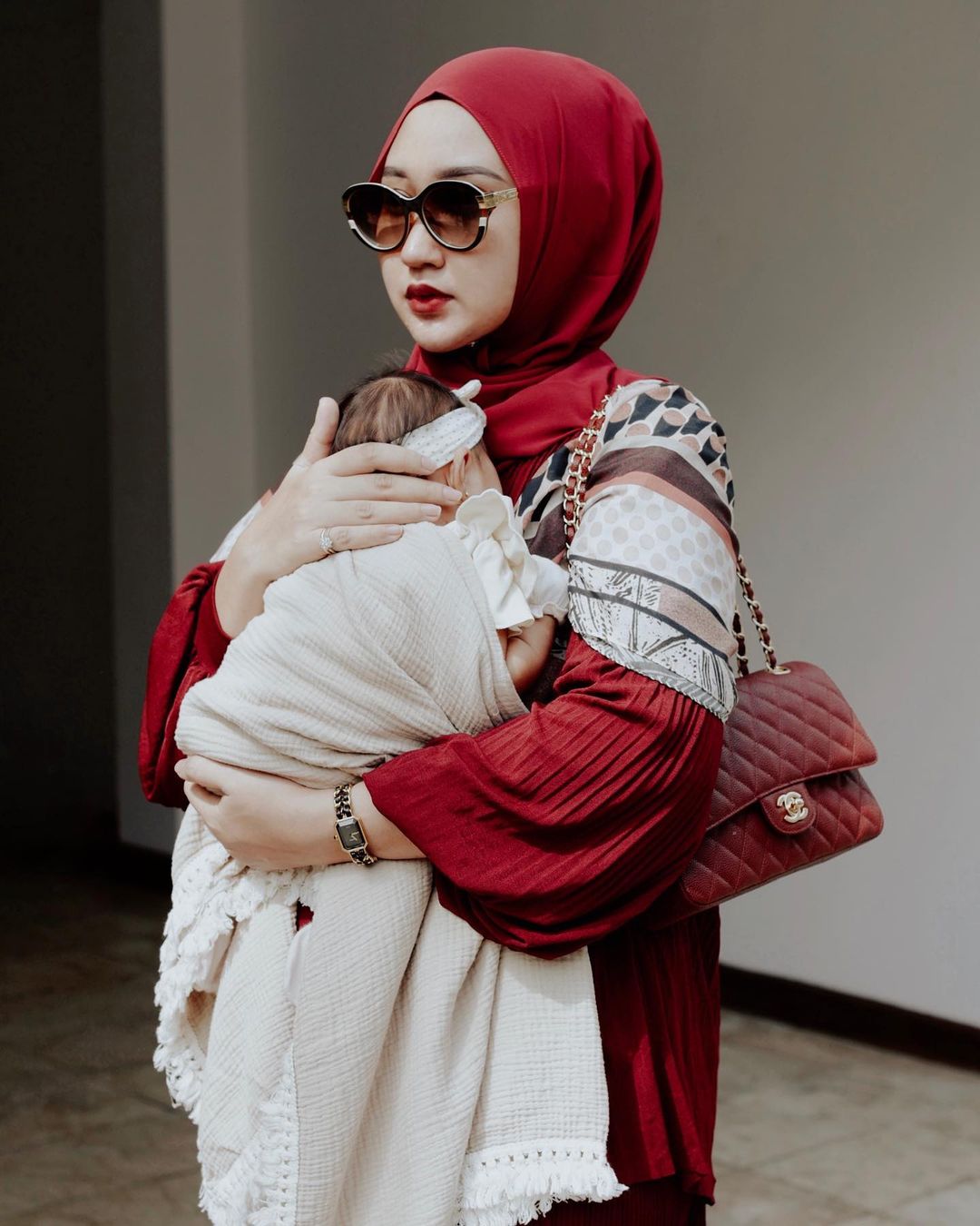 6 Potret Dian Pelangi momong anak pertama, stylish dan cantik