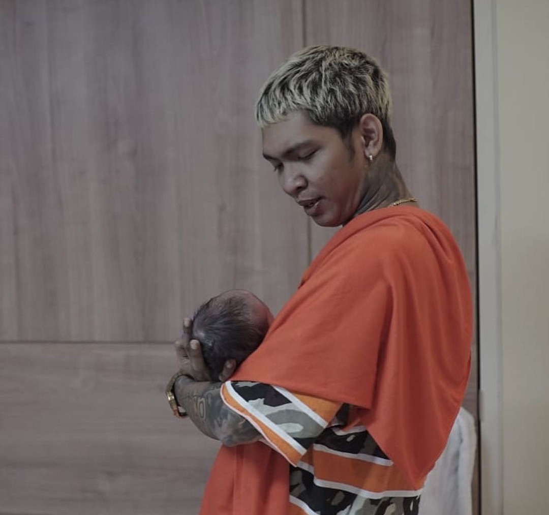 Foto Young Lex saat momong anak