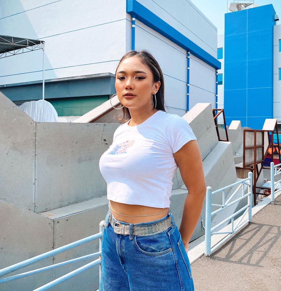 Marion Jola dengan atasan crop top