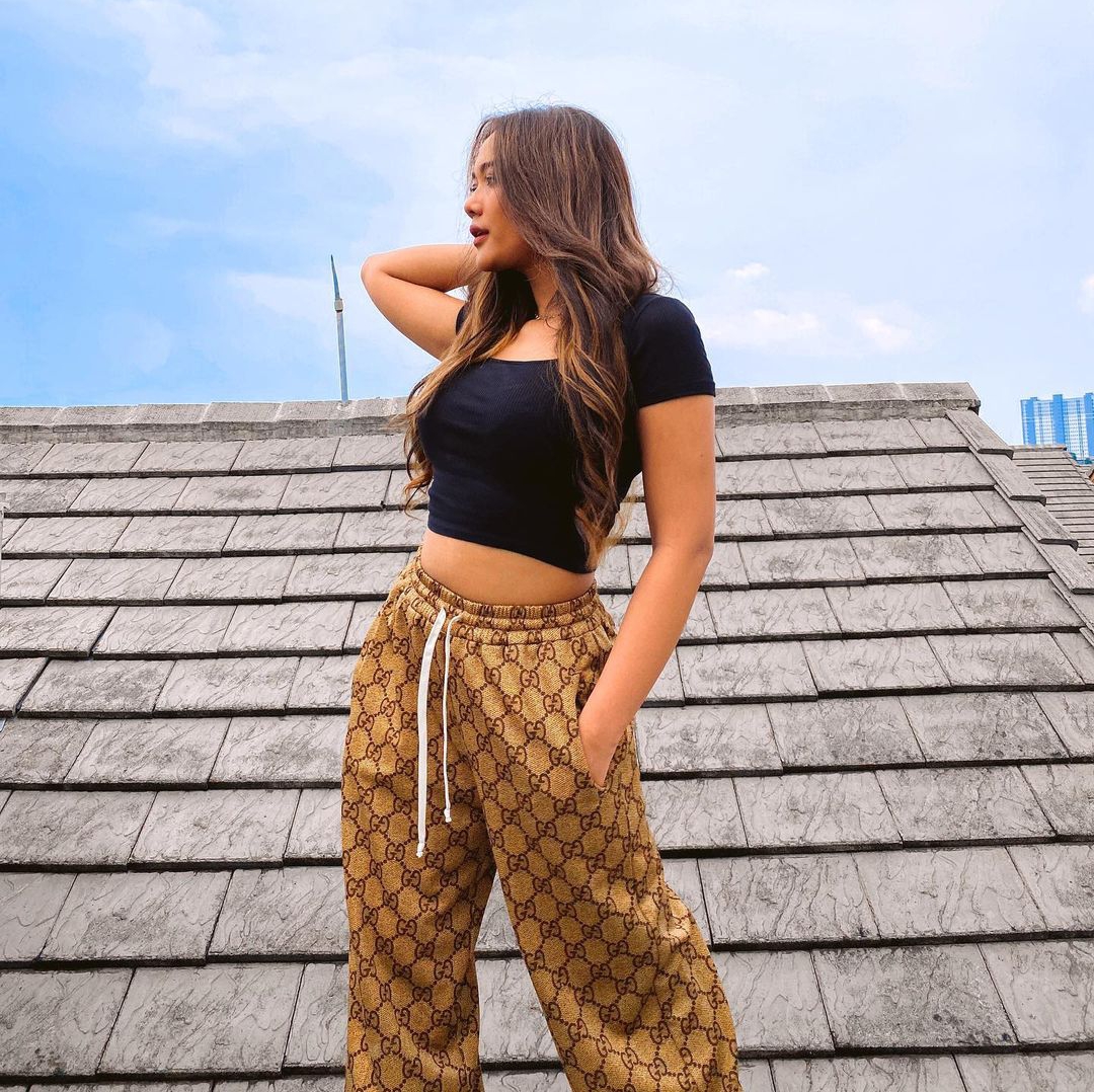 Marion Jola dengan atasan crop top