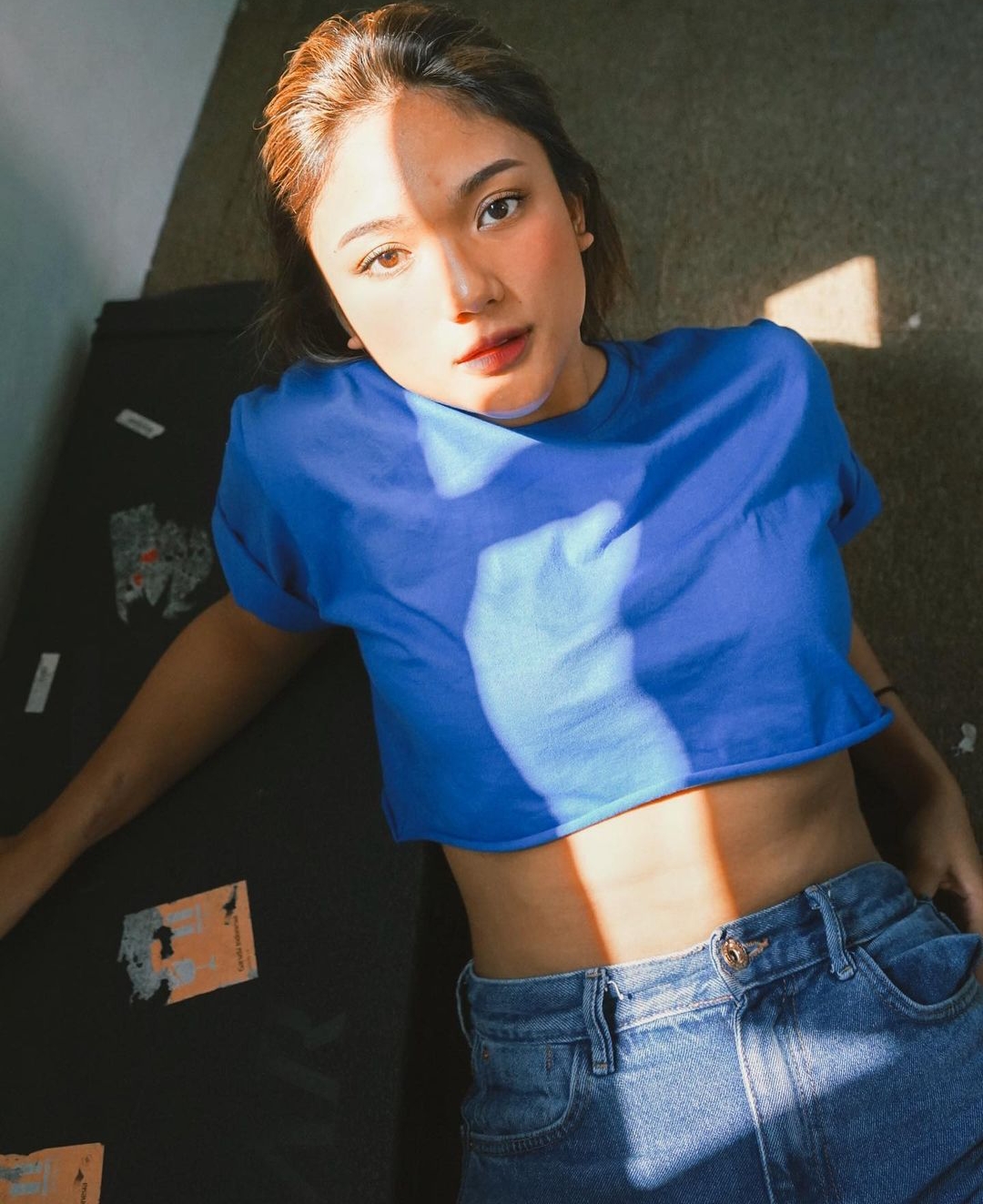 Marion Jola dengan atasan crop top