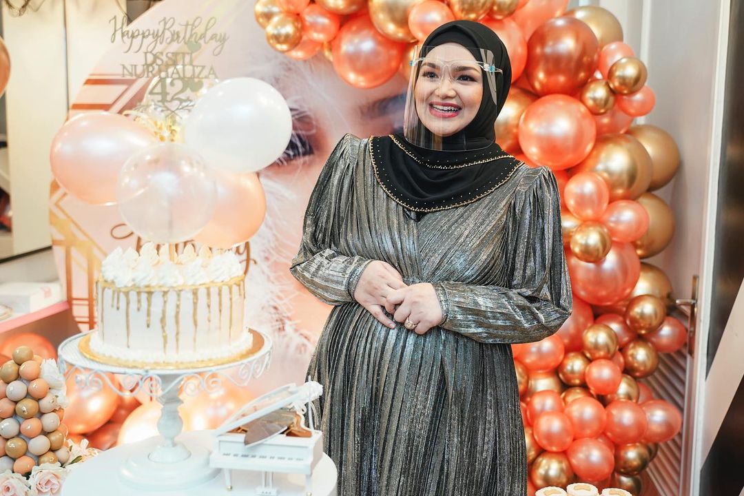 6 Potret baby bump Siti Nurhaliza hamil anak kedua, makin menawan