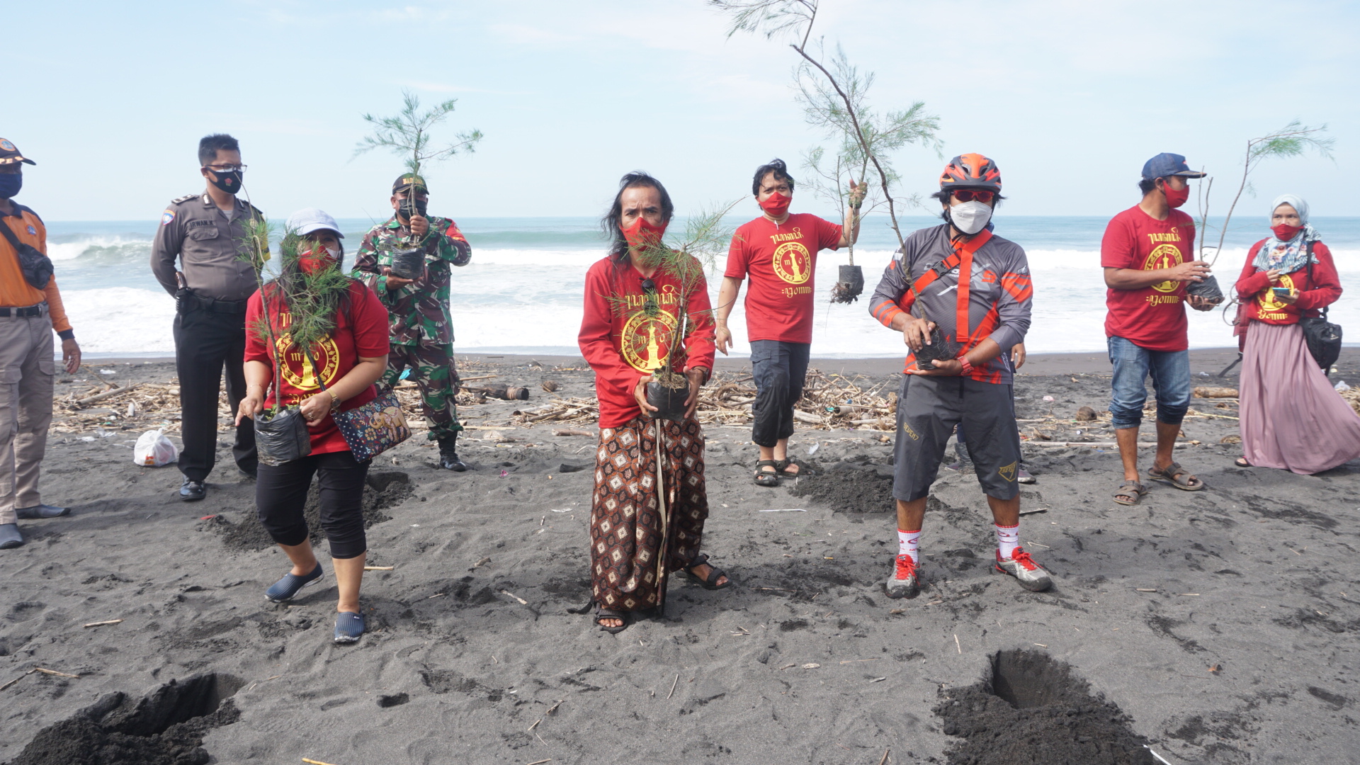 Rayakan HUT ke-10, KLanis Jogja hijaukan pantai selatan