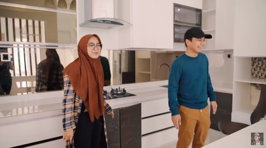 8 Artis Indonesia ini mempunyai rumah mewah pada usia muda