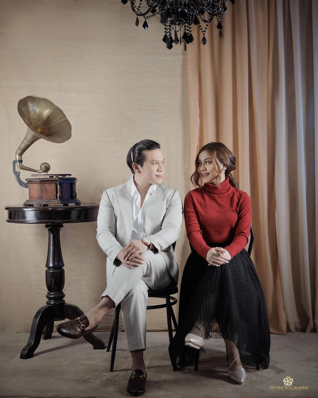 5 Photoshoot ala Jordy Onsu dan Frislly Herlind, elegan dan serasi