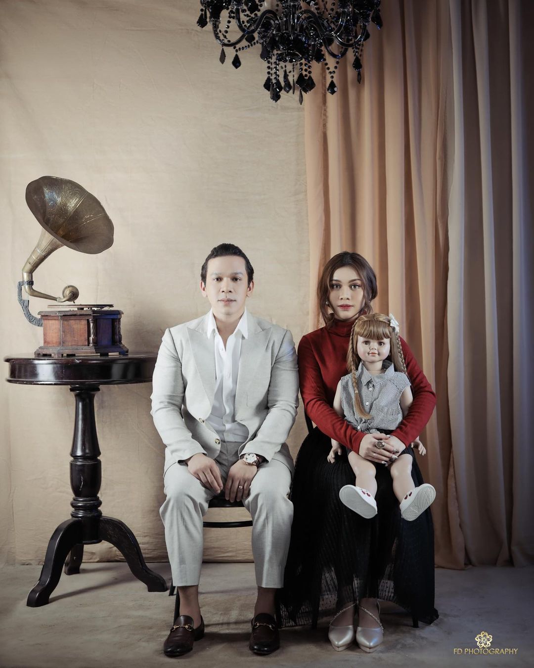 5 Photoshoot ala Jordy Onsu dan Frislly Herlind, elegan dan serasi