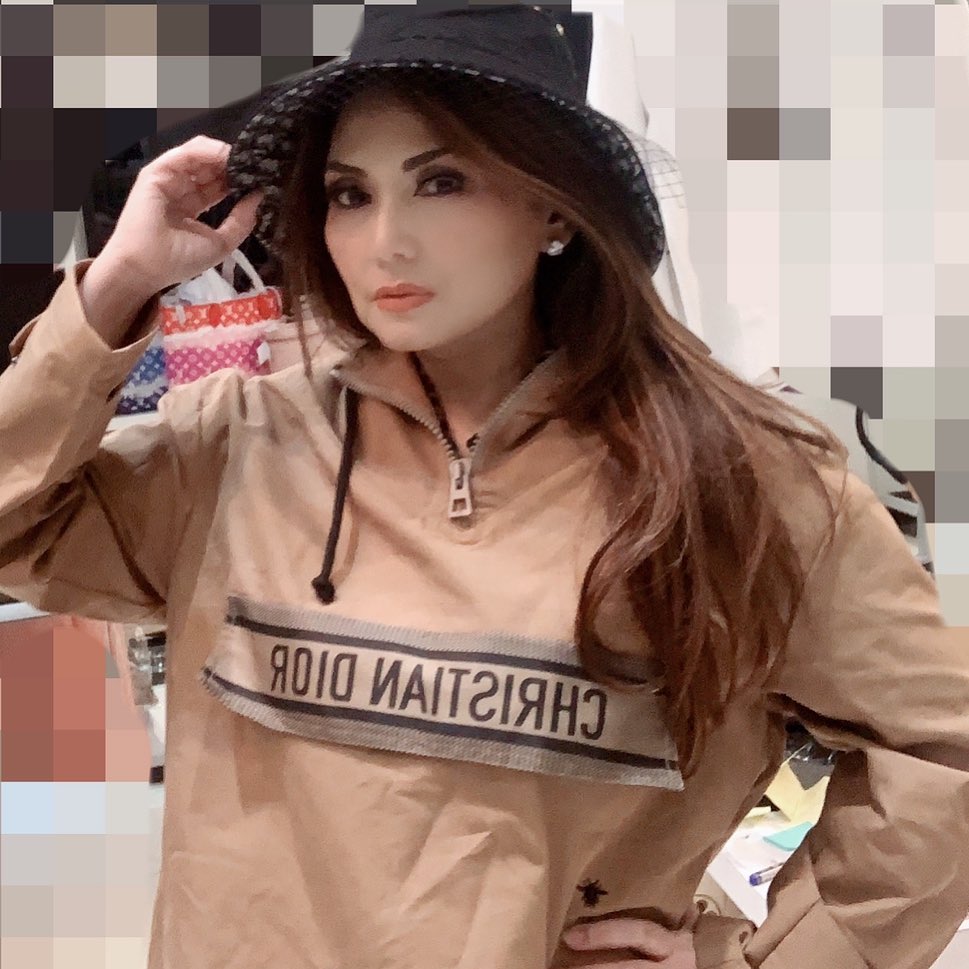 6 Potret cantik Nia Daniaty pada usia 56 tahun, nampak awet muda