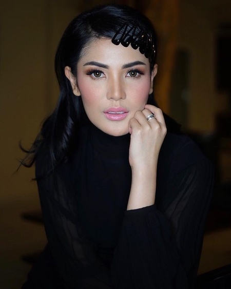 5 Gaya fashion ala Nindy yang nyentrik, aksesorinya jadi sorotan